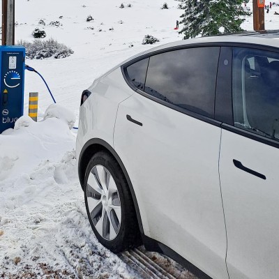 Ελλάδα: Το χιονοδρομικό που έχει 12 θέσεις φόρτισης για ηλεκτρικά