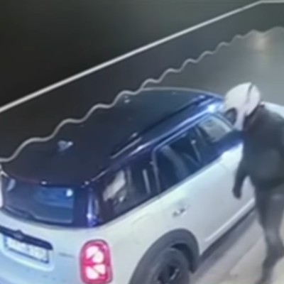 Ελλάδα: Έτσι έκλεβαν τις γυναίκες οδηγούς - Το video των  δύο ληστών με τα κράνη