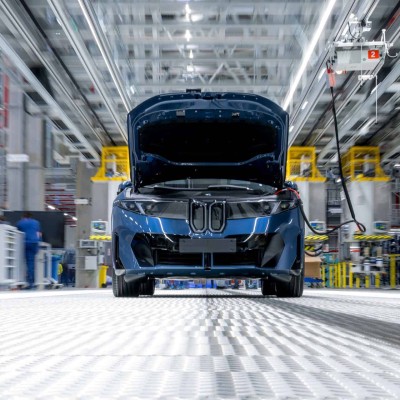 Δεν προλαβαίνει το εργοστάσιο της BMW - Το νέο αυτοκίνητο έφτασε τις 50.000 παραγγελίες