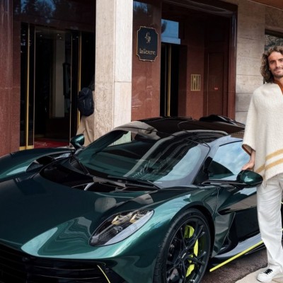 Ο Στέφανος Τσιτσιπάς παρέλαβε το νέο του αυτοκίνητο – Κοστίζει 1 εκατ. ευρώ