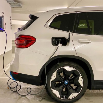 Ο πόλεμος στο Ιράν ευνοεί τις πωλήσεις ηλεκτρικών – Συγκεκριμένων όμως οχημάτων