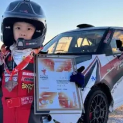Ο «μπόμπιρας» που έγραψε ιστορία – Σε ηλικία 7 ετών κέρδισε αγώνα ράλι
