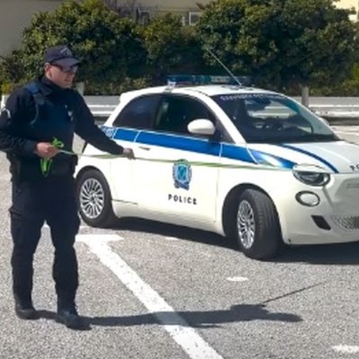 Η Ελληνική Αστυνομία κρατάει με ιμάντα ηλεκτρικό αυτοκίνητο για να μην κάνει bullying (video)