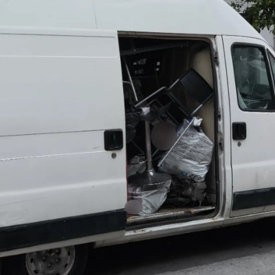 Πειραιάς: Αυτό είναι το λευκό Van με τις κλεμμένες μοτοσυκλέτες – Δείτε τι βρήκε η Αστυνομία