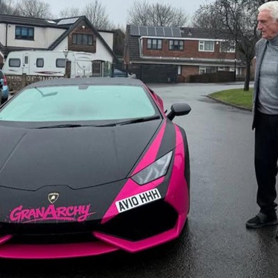 Κάτοχος Lamborghini μεταφέρει δωρεάν ηλικιωμένους –Γιατί δεν τήρησε μια υπόσχεση