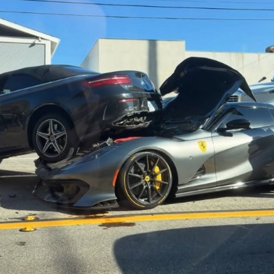 Οδηγός Ferrari βγήκε για προσπέραση και καρφώθηκε σε Mercedes