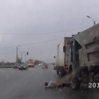 Οδηγός «τύφλα» πέφτει από το φορτηγό