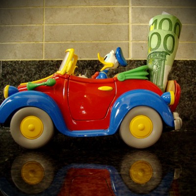 Τέλη κυκλοφορίας με το μήνα μελετά το υπουργείο Οικονομικών