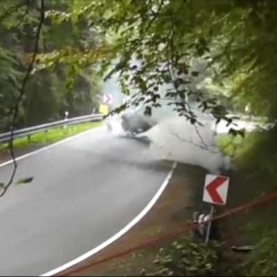 Video: Ολική καταστροφή για Mitsubishi EVO σε ράλλυ