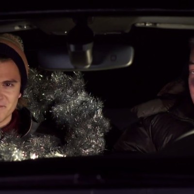 Στολίζοντας δέντρο με τσίτα τα γκάζια (VIDEO)