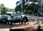 Ποδηλάτης σηκώνει ένα αυτοκίνητο... με τα χέρια