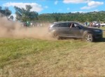 Tag-of-War Audi Q7 vs Toyota Hilux