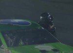 Οδηγός του NASCAR σφυροκόπησε με γροθιές αντίπαλό του