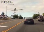 Αεροπλάνο προσγειώθηκε στη μέση του δρόμου στην Ουάσιγκτον!