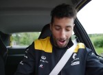 Ο Daniel Ricciardo οδηγεί ένα Renault Clio V6 και “εκθέτει” τον Verstappen