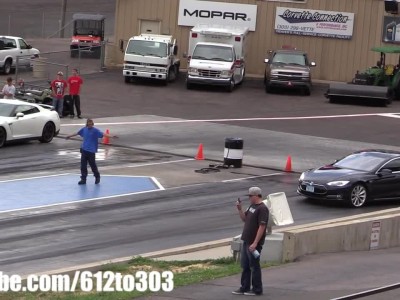 Nissan GTR vs Tesla Model S Drag Race