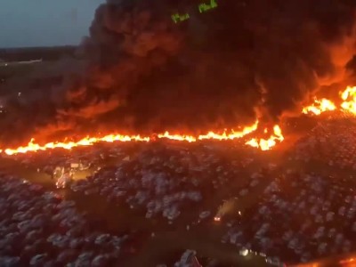 Τεράστια πυρκαγιά σε πάρκινγκ αυτοκινήτων στη Φλόριντα